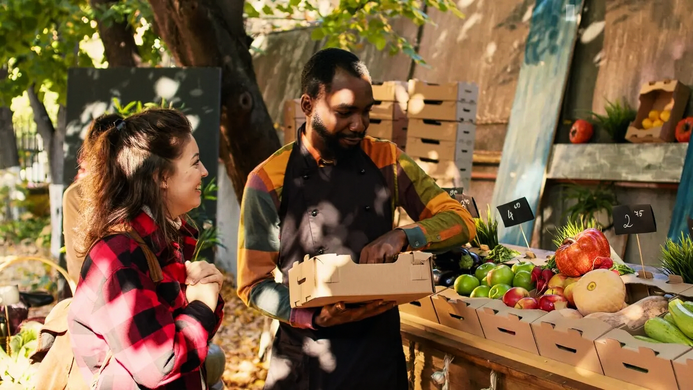 Muro de notas adhesivas clasificando riesgos en programas de formación y desarrollo corporativo